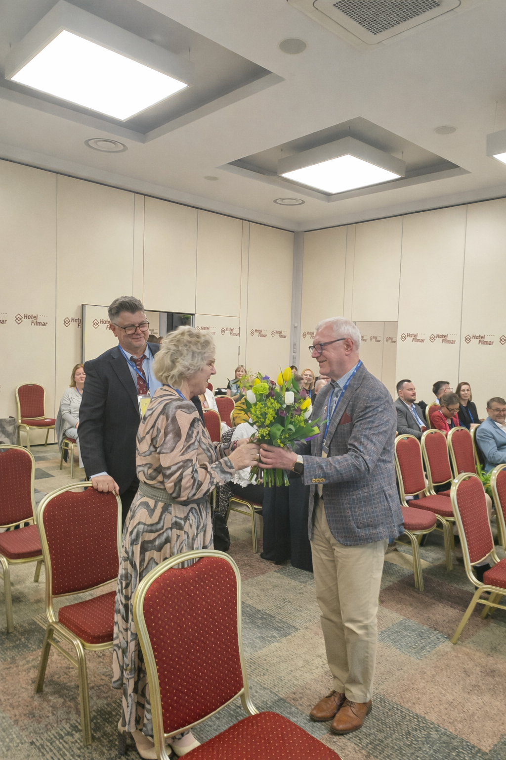 Zdjęcie rzecznik&oacute;w OROZ z kwiatami