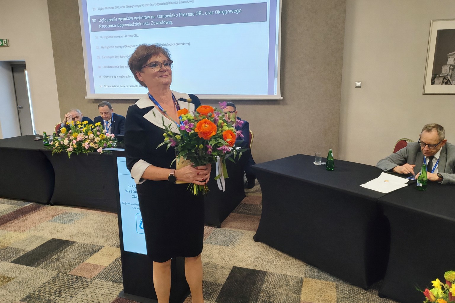 Zdjećie Pani Prezes z kwiatami bez Ani